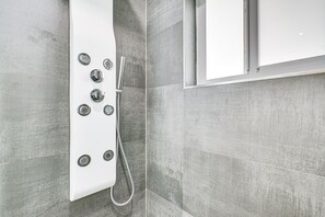 Kostenlose Toilettenartikel, Haartrockner, Handtücher