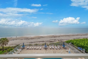 Am Strand, Liegestühle, Strandtücher