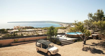 Cala en Baster Villa mit Meerblick und Pool, umgeben von Pinienwäldern