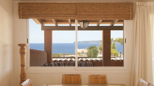  Villa à Cala en Baster avec vue sur la mer et piscine entourée d'une pinède