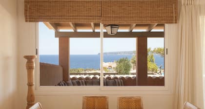 Villa à Cala en Baster avec vue sur la mer et piscine entourée d'une pinÚde