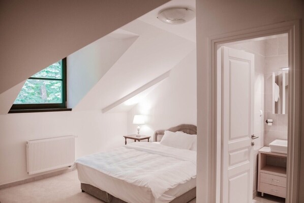 6 bedrooms, in-room safe, iron/ironing board, WiFi