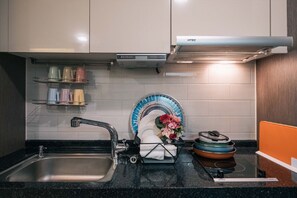 Réfrigérateur, micro-ondes, plaque de cuisson, bouilloire électrique