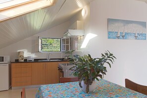 Een koelkast, een magnetron, een oven, een kookplaat