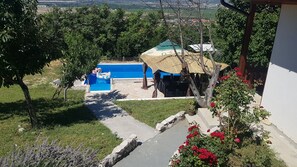 Una piscina al aire libre