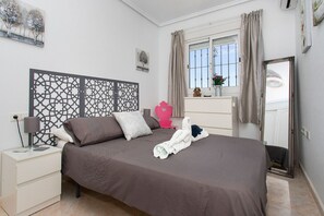 2 dormitorios, escritorio, tabla de planchar con plancha y wifi