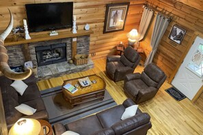 Fernseher, Kamin, DVD-Player