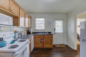 Fridge, microwave, oven, stovetop - Midtown Cottage walk to Overton Square! (Memphis)