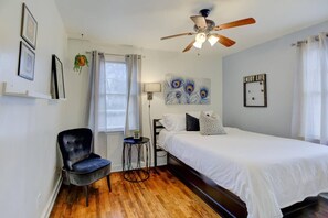 1 dormitori, escriptori, planxa i posts de planxar i wifi 