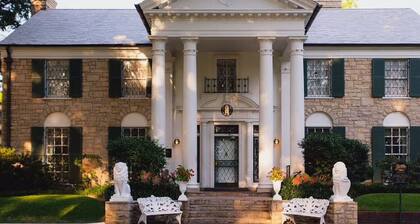 Midtown Cottage walk to Overton Square!