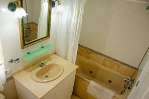 Combined shower/bathtub, hair dryer, bidet, towels