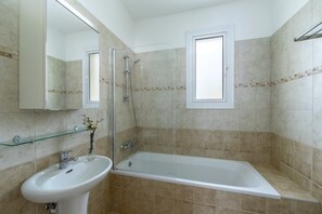 Villa, 3 chambres, piscine privée | Salle de bain | Séchoir à cheveux, serviettes fournies