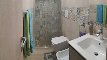 Douche, sèche-cheveux, bidet, serviettes fournies