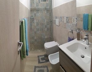 Doccia, asciugacapelli, bidet, asciugamani