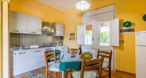 Fridge, oven, stovetop, coffee/tea maker