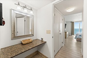 2 chambres, fer et planche à repasser, accès au Wi-Fi (inclus)