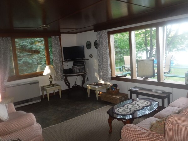 Televisión, chimenea, reproductor de DVD y biblioteca musical 