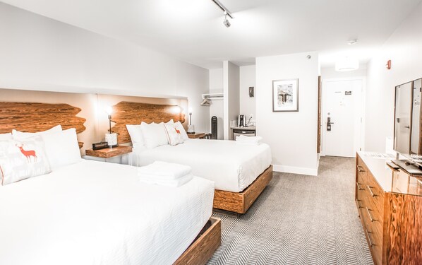 1 bedroom, iron/ironing board, free WiFi, bed sheets - Basecamp Lodge I Double Queen Room (Canmore)