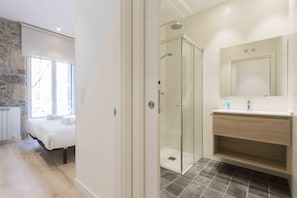 Een douche, een haardroger, handdoeken