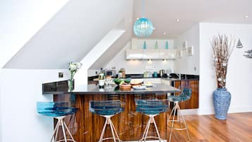 Dishwasher, cookware/dishes/utensils