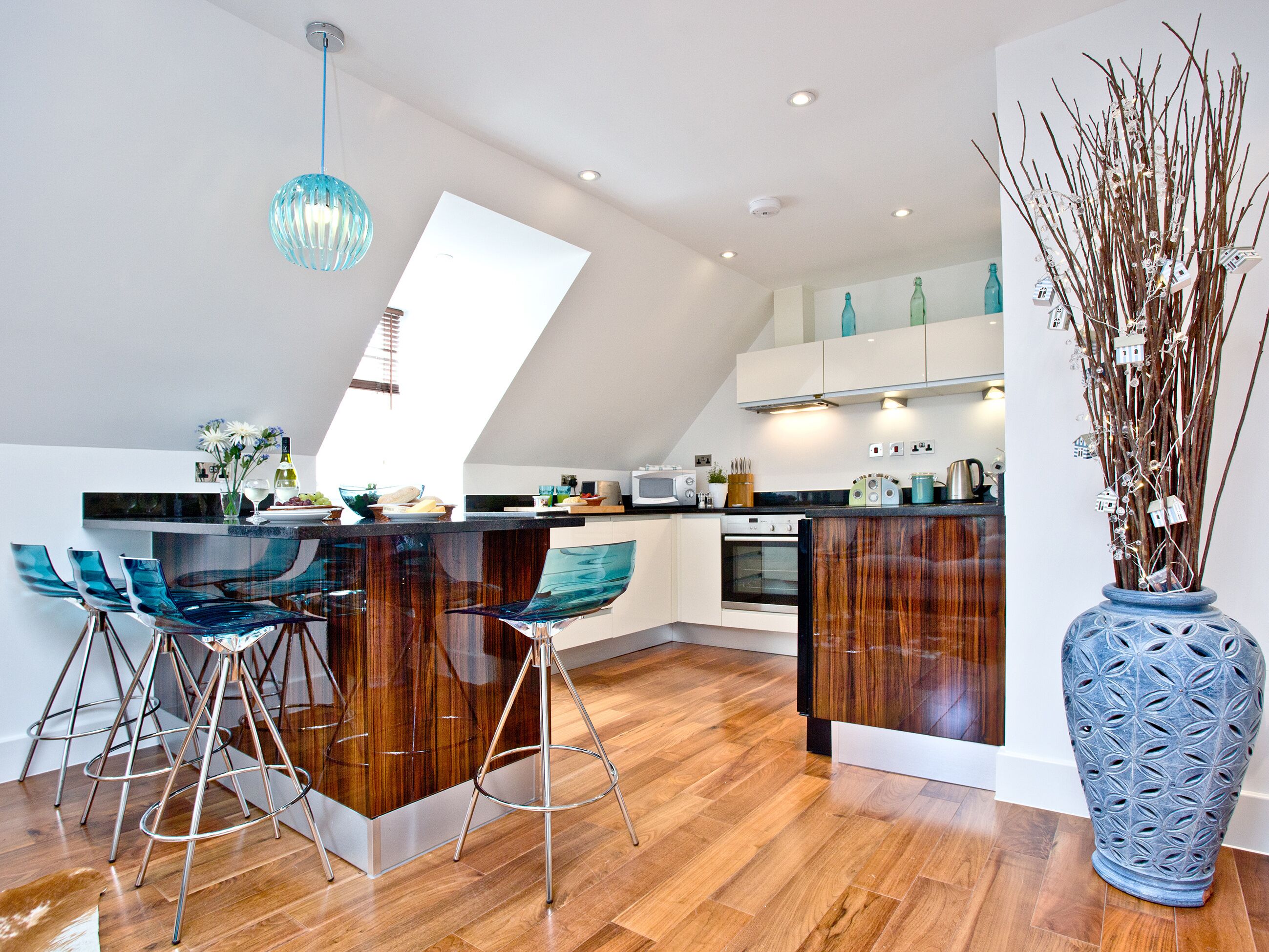 Een vaatwasser, kookgerei, borden en bestek