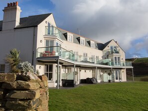 Exterior - A stylish apartment set in an idyllic location in Watergate Bay. (Watergate Bay)