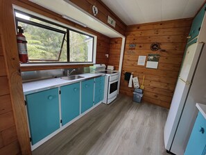 Frigorifero, microonde, forno, piano cottura