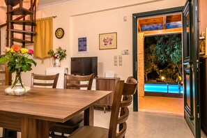 Dining - Villa Kardaris, an elegant 3 bedroom villa with private pool in Zakynthos (Zakynthos)