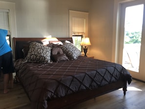 3 bedrooms, iron/ironing board, internet, bed sheets