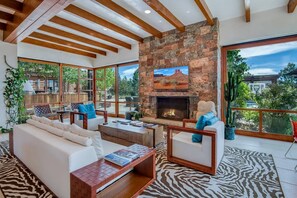 Smart TV, fireplace, foosball, table tennis - Luxury Resort Living in Santa Fe, heated pool, hot tubs, 360 mountain top views (Santa Fe)