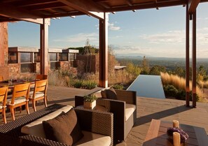Outdoor dining - Luxury Resort Living in Santa Fe, heated pool, hot tubs, 360 mountain top views (Santa Fe)