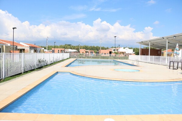 A heated pool - HERMOSA Y COMODA CASA CAMPESTRE (cali)