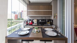 Una cocina moderna con comedor, ventanas amplias y vistas a la ciudad.