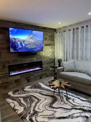 Smart TV, fireplace, Netflix, Hulu - Beautiful Remodel -Upscale Amenities, Great Value (Mammoth Lakes)