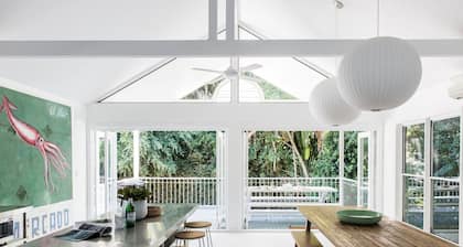 POOL - TENNIS COURT - WALK TO BEACH & SHOPS - FAMILIES