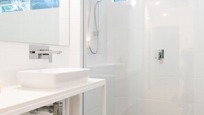 Dusche, Haartrockner, Handtücher