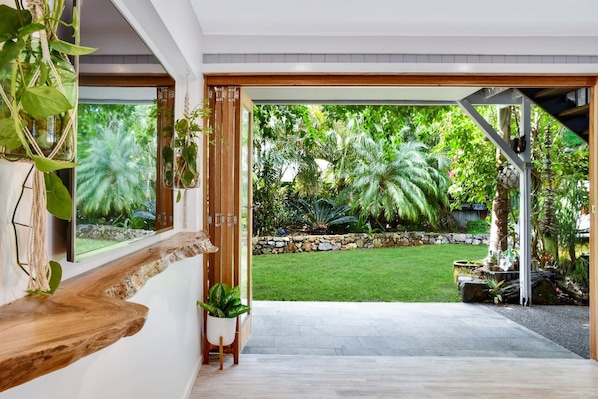 Un interior moderno con vistas a un jardín bien cuidado.