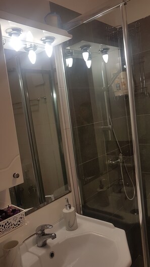 Secador de cabelo, toalhas de banho