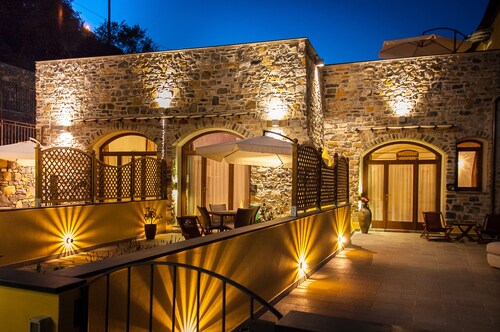 Two-room accommodation for 4/5 people with private garden and swimming pool