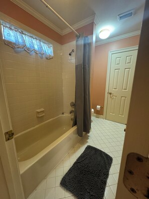 Duschwanne, Handtücher, Seife, Toilettenpapier