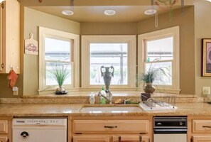 Fridge, microwave, oven, stovetop - An Invitation to OASIS Lavallet in Beautiful Pensacola w/ covered POOL (Pensacola)