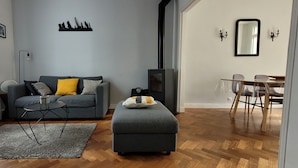 Smart-TV, peis, bøker og stereoanlegg