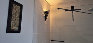 Douche, sèche-cheveux, serviettes fournies, savon