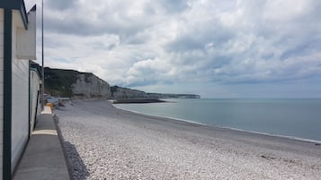 Accommodatie ligt op het strand, ligstoelen