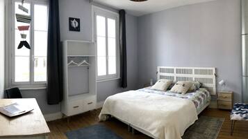 3 slaapkamers, een strijkplank/strijkijzer, reisbedje, gratis wifi