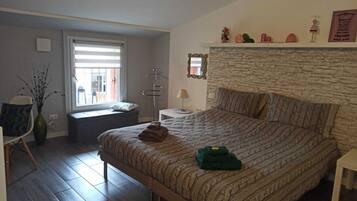 1 camera, ferro/asse da stiro, lenzuola