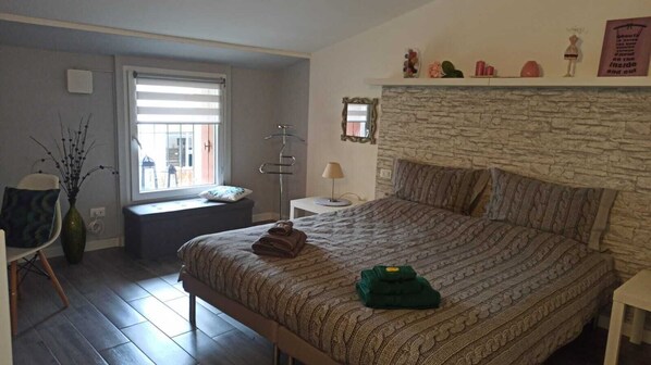 1 habitación, tabla de planchar con plancha y ropa de cama