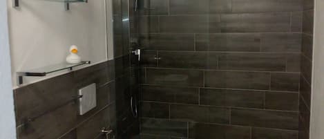 Shower, hair dryer, bidet, towels