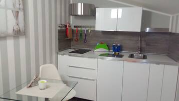 Frigorifero, microonde, piano cottura, lavastoviglie