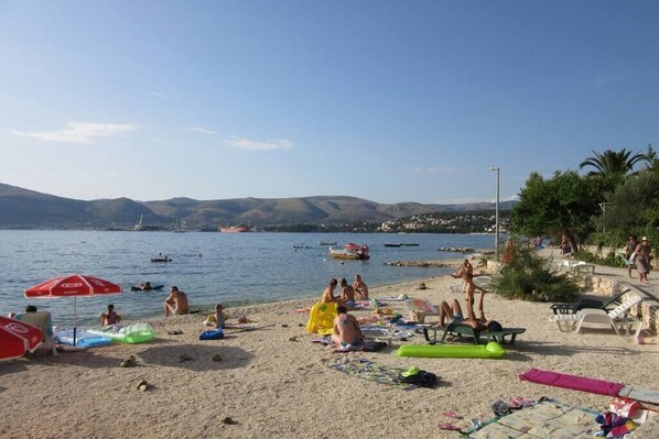 ビーチの近く、サンラウンジャー